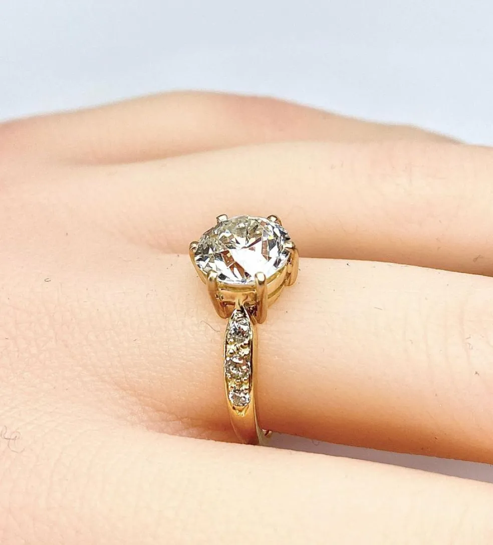 Bague solitaire en or jaune orné d’un diamant 2,67 carats