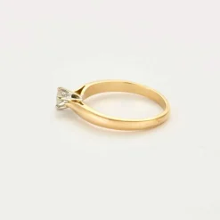 Bague solitaire en or jaune et diamant