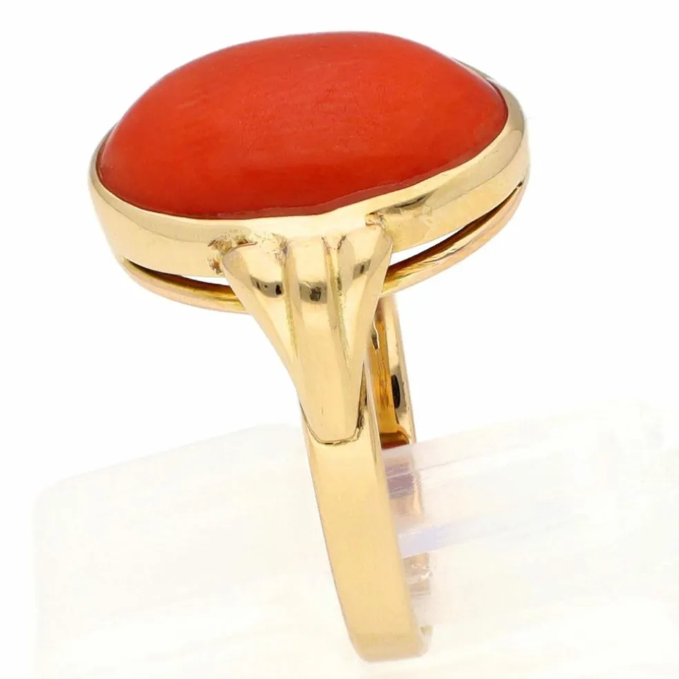 Bague solitaire en or jaune 14 carats avec corail