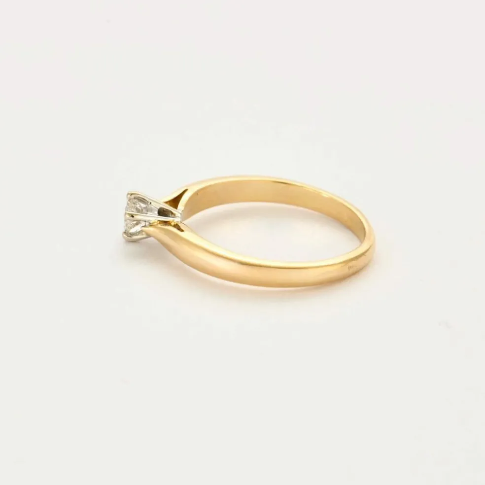 Bague solitaire en or jaune et diamant