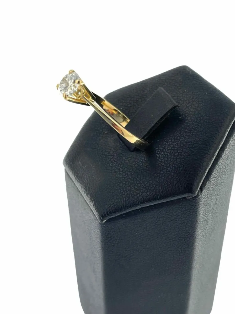 Bague solitaire en or jaune certifiée HRD