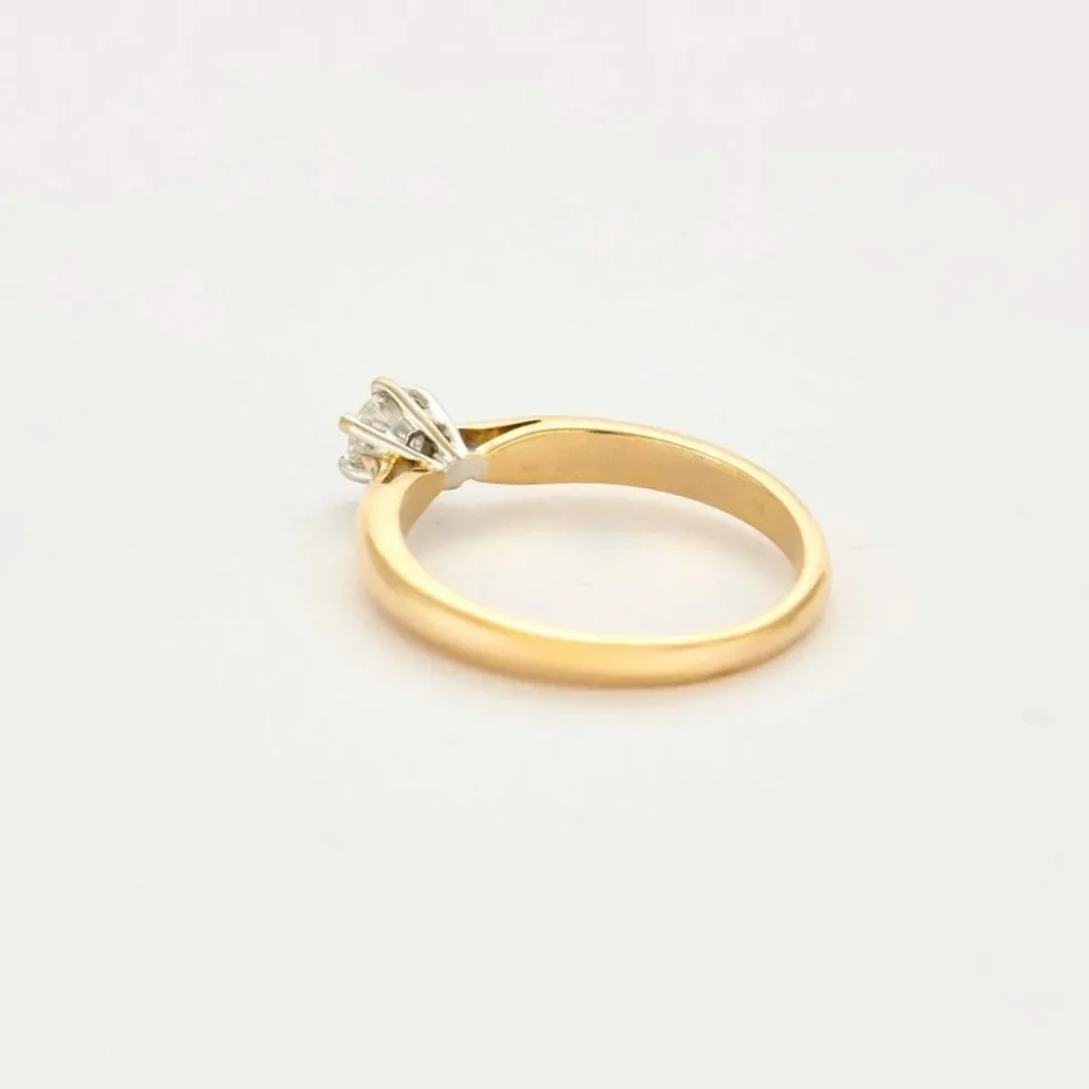 Bague solitaire en or jaune et diamant