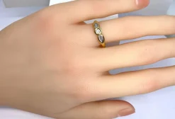 Bague solitaire en or jaune et diamants