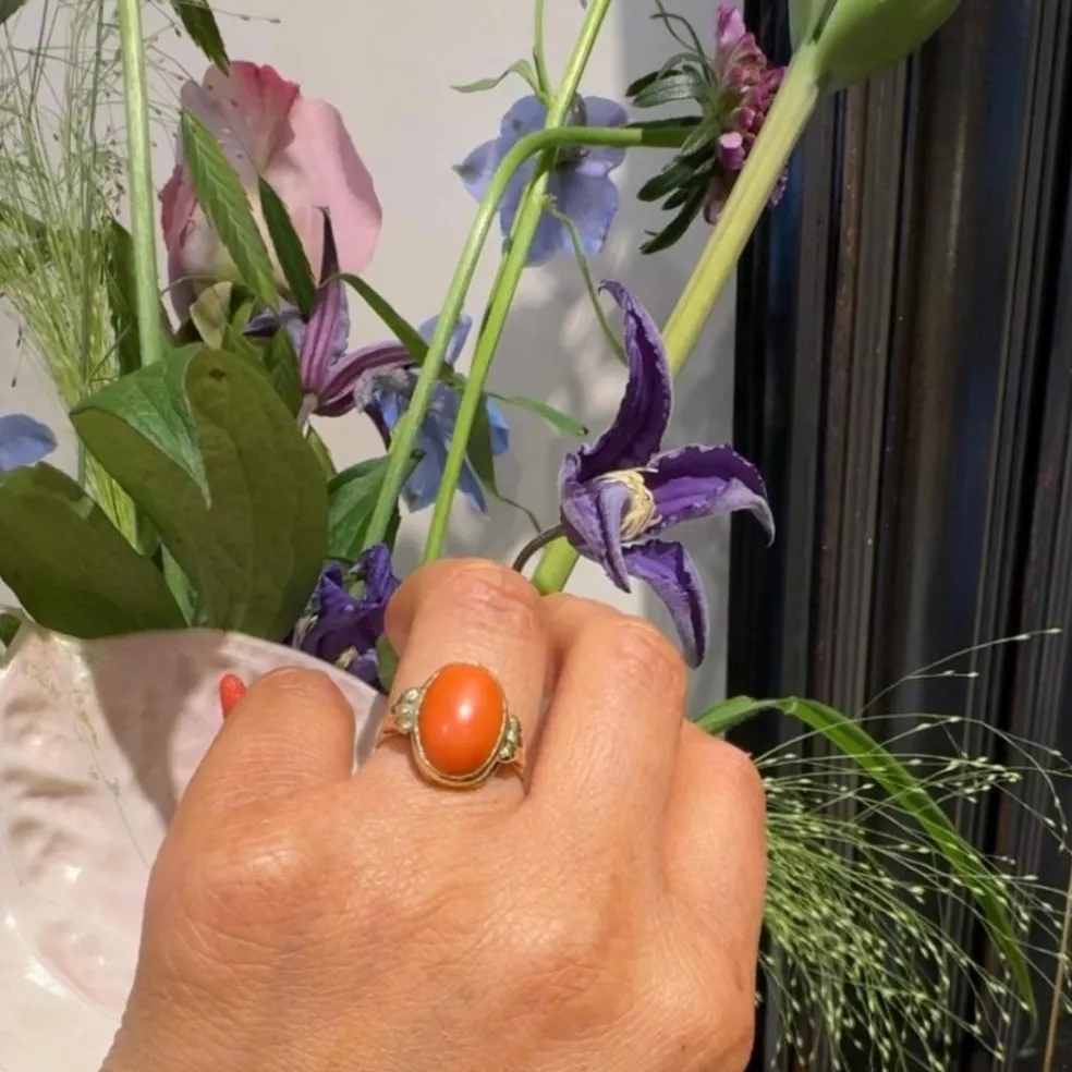 Bague solitaire en or jaune 14 carats avec corail