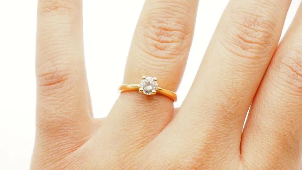 Bague solitaire en or jaune et diamant