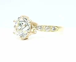 Bague solitaire en or jaune orné d’un diamant 2,67 carats