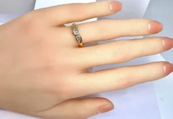 Bague solitaire en or jaune et diamants