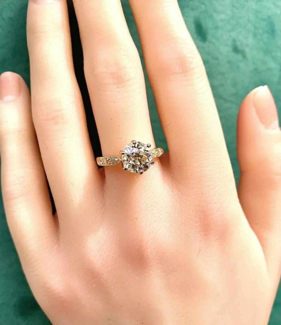 Bague solitaire en or jaune orné d’un diamant 2,67 carats