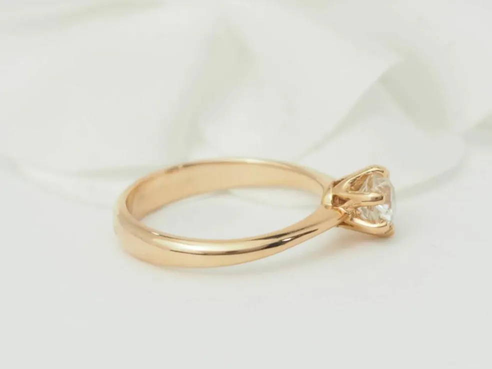 Bague solitaire en or rose et diamant 0.69ct certifié