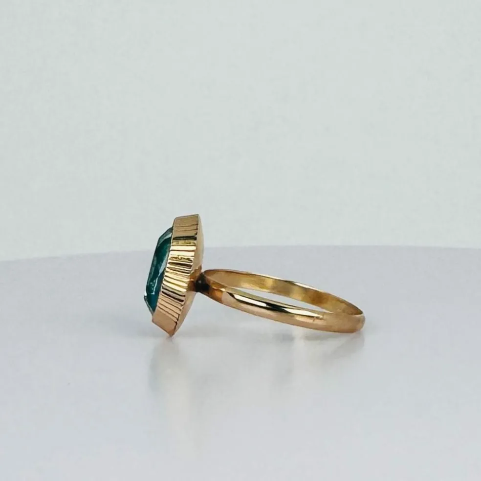 Bague solitaire en or rose avec topaze ovale bleue