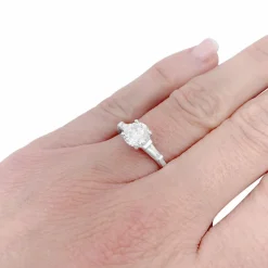 Bague solitaire encadré de diamants baguette.