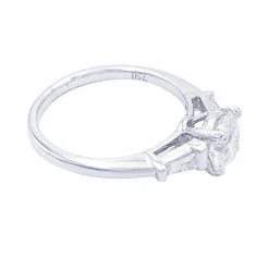 Bague solitaire encadré de diamants baguette.