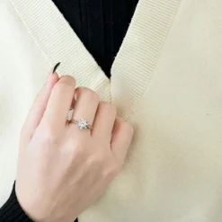 BAGUE SOLITAIRE OR BLANC ET DIAMANTS.