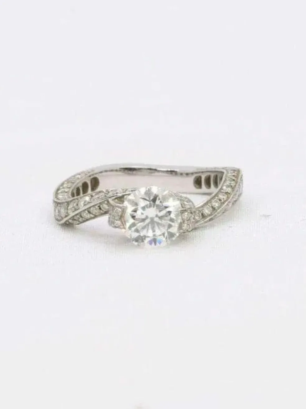 Bague solitaire or blanc diamants taille brillant 0,90 ct