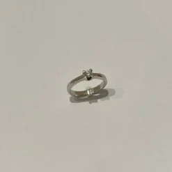 Bague solitaire or blanc diamant taille brillant.