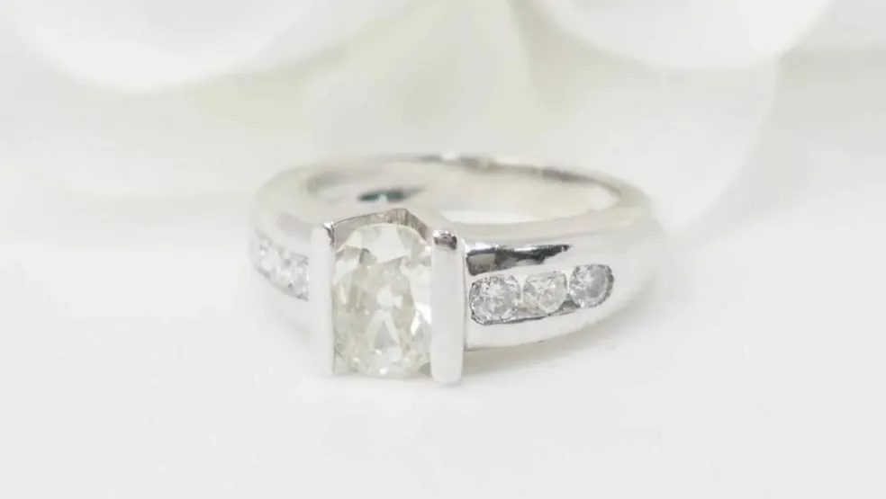 Bague solitaire or blanc et diamant ovale