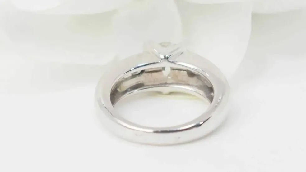 Bague solitaire or blanc et diamant ovale