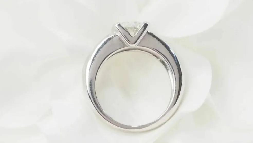 Bague solitaire or blanc et diamant ovale