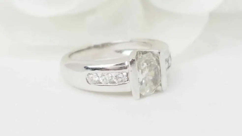 Bague solitaire or blanc et diamant ovale