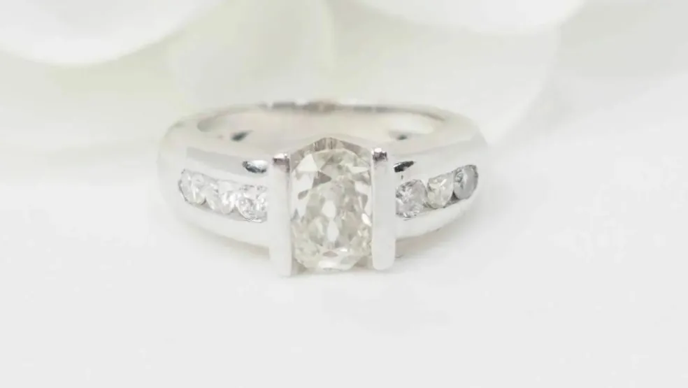 Bague solitaire or blanc et diamant ovale
