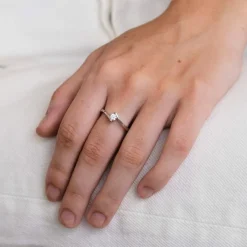 Bague solitaire or gris