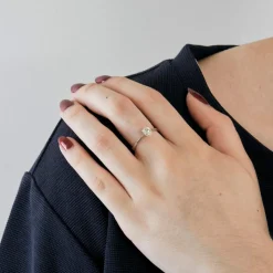 Bague solitaire or gris ornée d'un diamant