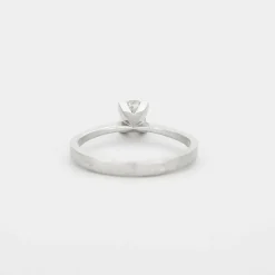 Bague solitaire or gris ornée d'un diamant