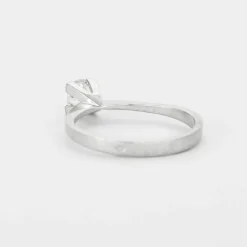 Bague solitaire or gris ornée d'un diamant