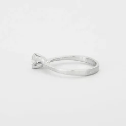 Bague solitaire or gris ornée d'un diamant