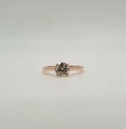 Bague solitaire or rose sertie d'un diamant
