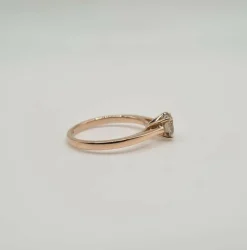 Bague solitaire or rose sertie d'un diamant