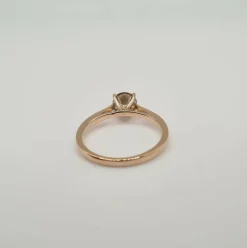 Bague solitaire or rose sertie d'un diamant
