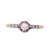 Bague solitaire épaulé de diamants serti sur or jaune et platine