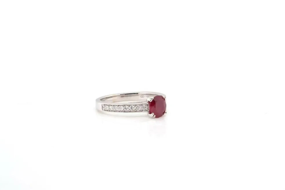 Bague solitaire rubis diamants en or blanc