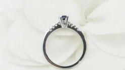 Bague solitaire saphir et diamants