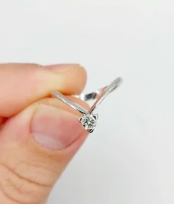 Bague solitaire vintage or blanc diamant taille brillant 0,20 carat