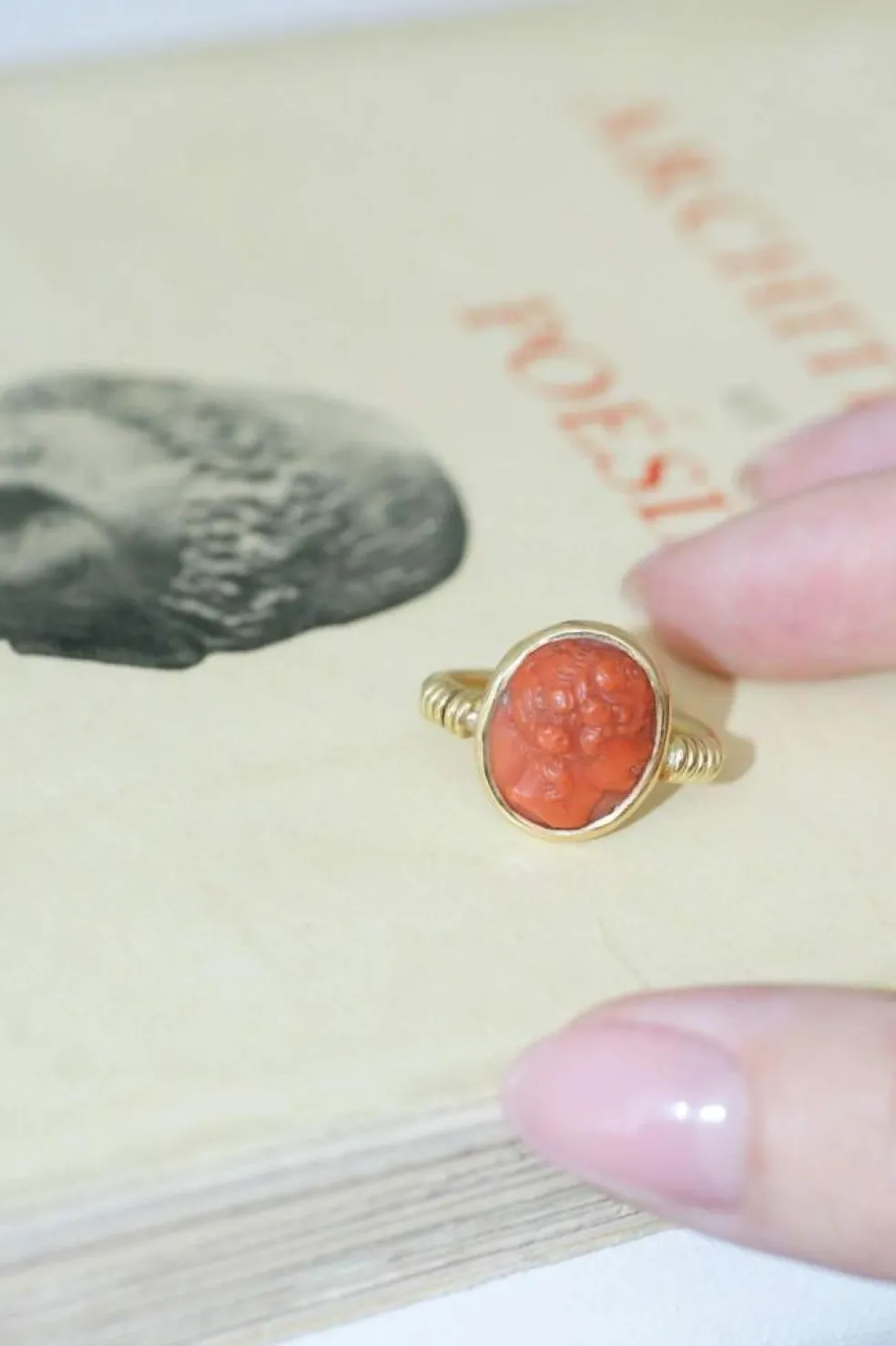 Bague style antique camée corail