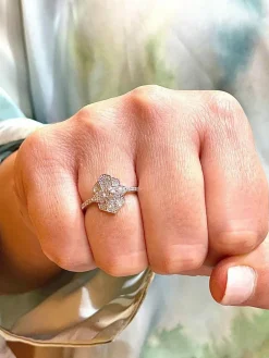 Bague style art déco en or blanc 18 carats et diamants