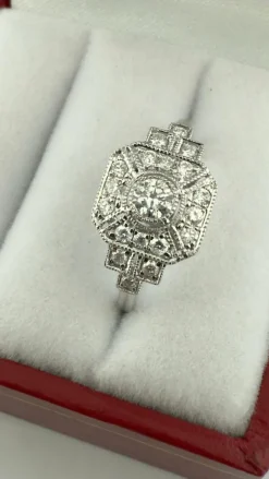 Bague style art déco en or blanc 18 carats et diamants