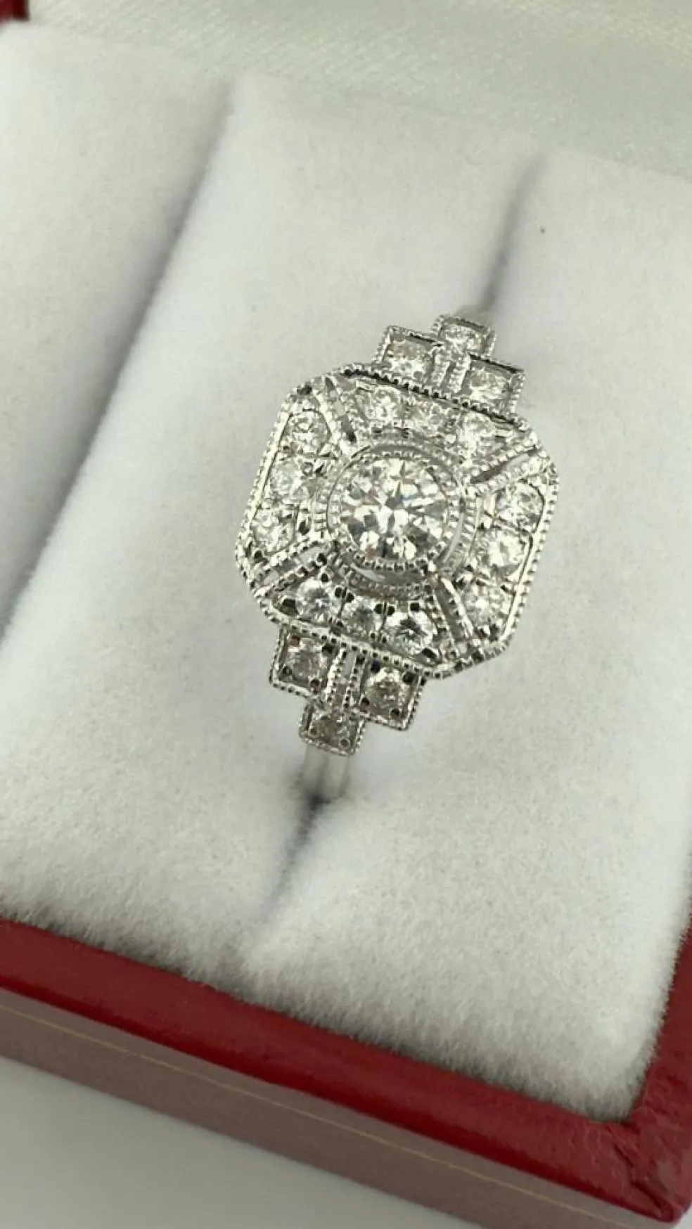 Bague style art déco en or blanc 18 carats et diamants