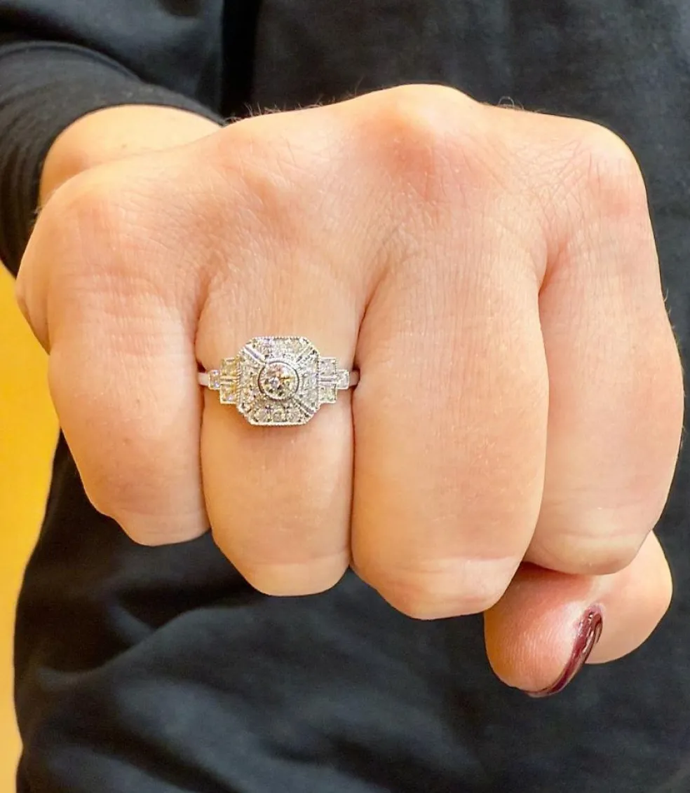 Bague style art déco en or blanc 18 carats et diamants