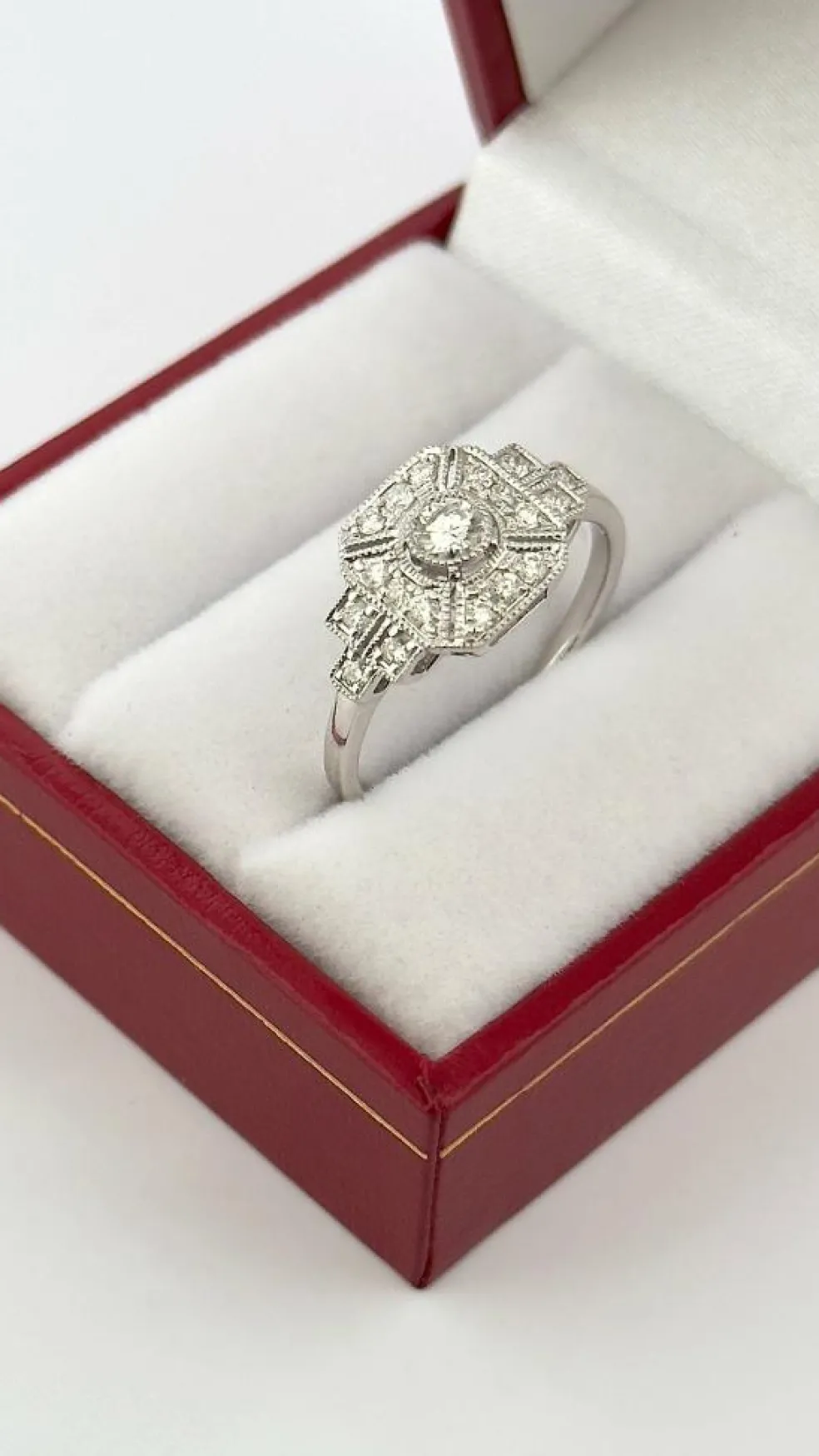 Bague style art déco en or blanc 18 carats et diamants