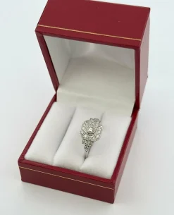 Bague style art déco en or blanc 18 carats et diamants