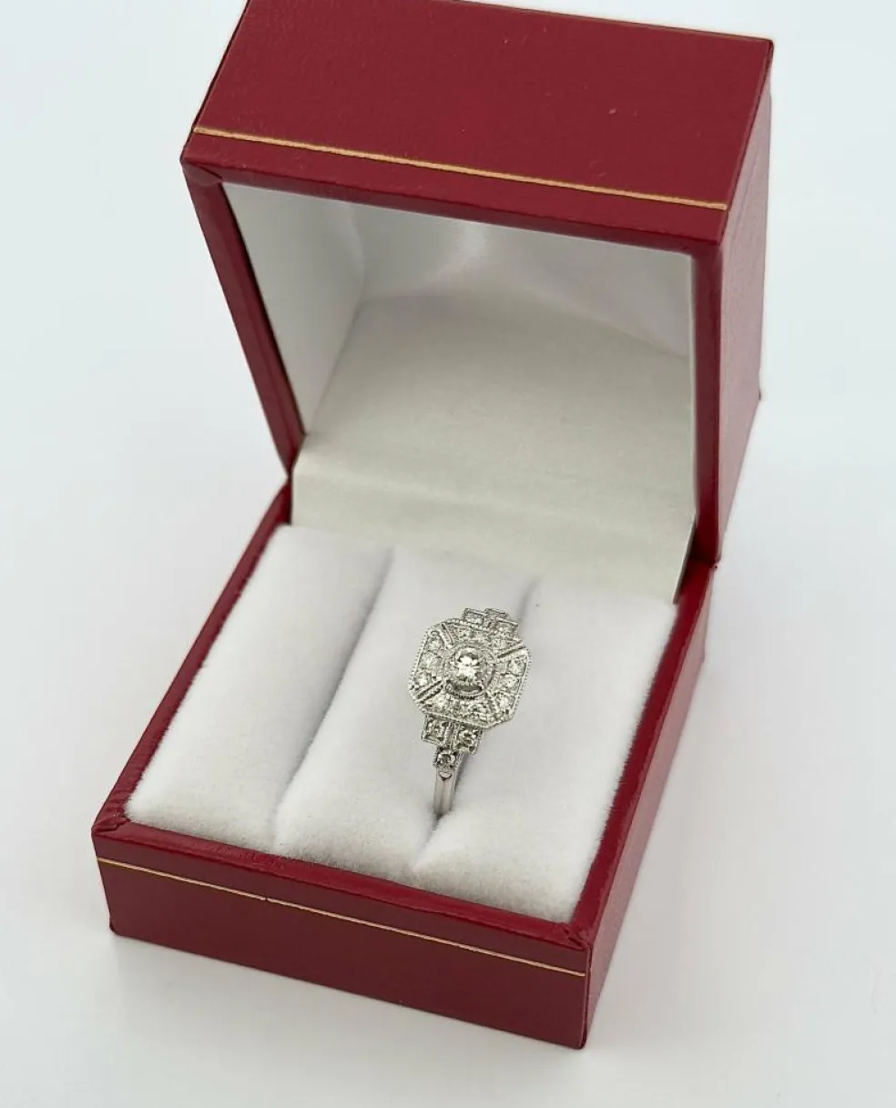 Bague style art déco en or blanc 18 carats et diamants