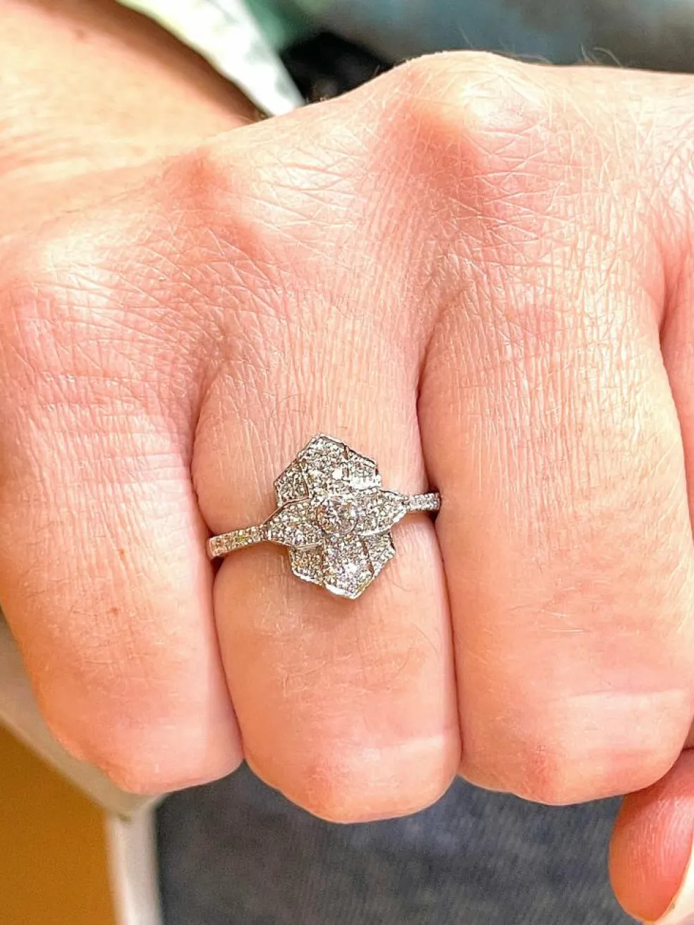 Bague style art déco en or blanc 18 carats et diamants