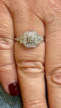 Bague style art déco en or blanc 18 carats et diamants