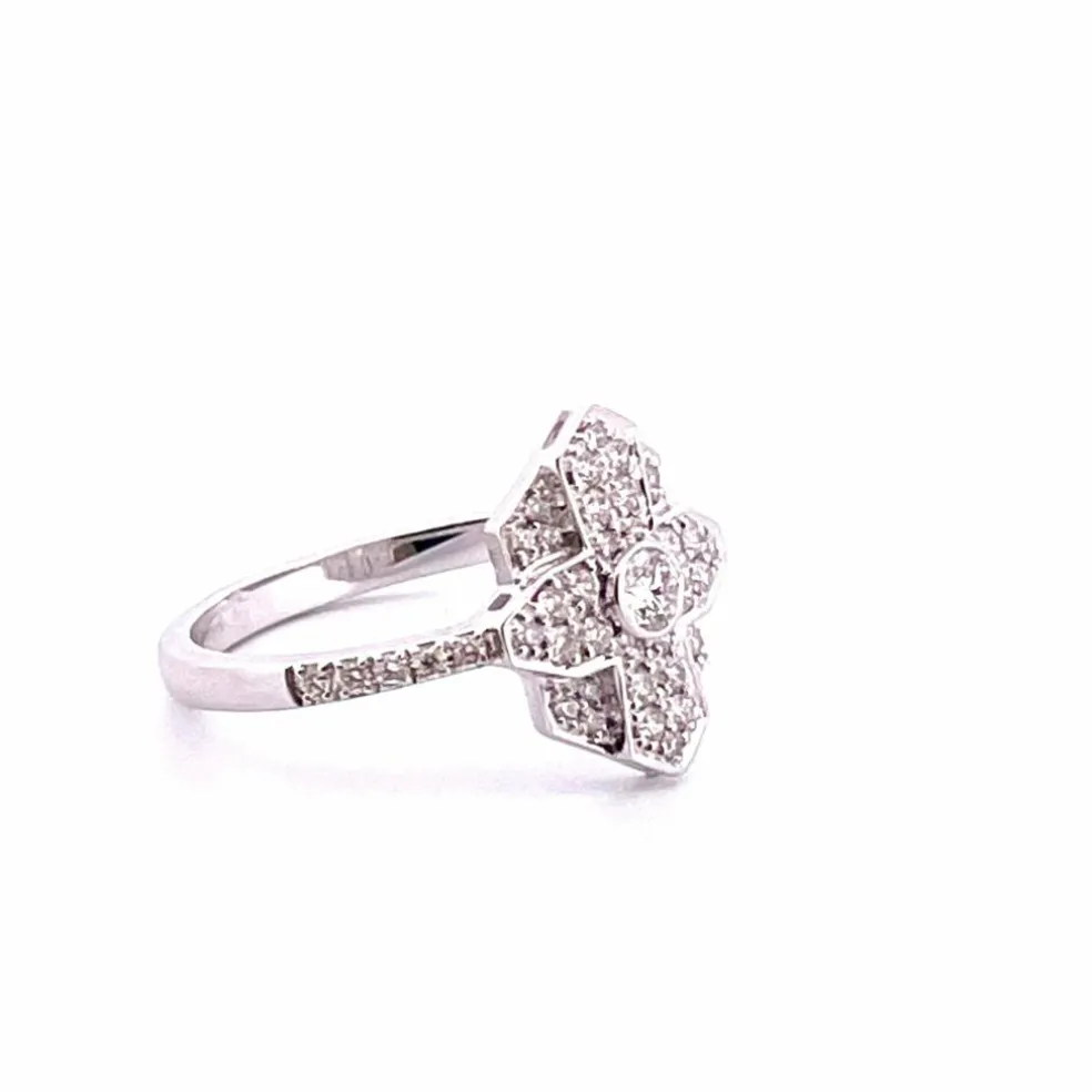 Bague style art déco en or blanc 18 carats et diamants