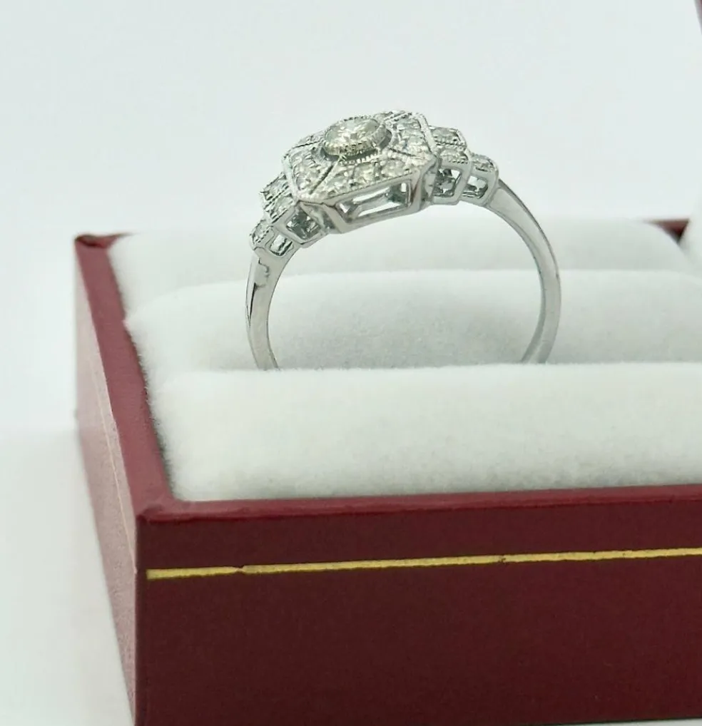 Bague style art déco en or blanc 18 carats et diamants