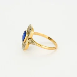 Bague style Art Déco or jaune et or blanc, saphir synthétique et diamants