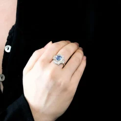 Bague style Art Déco saphir de Ceylan diamants